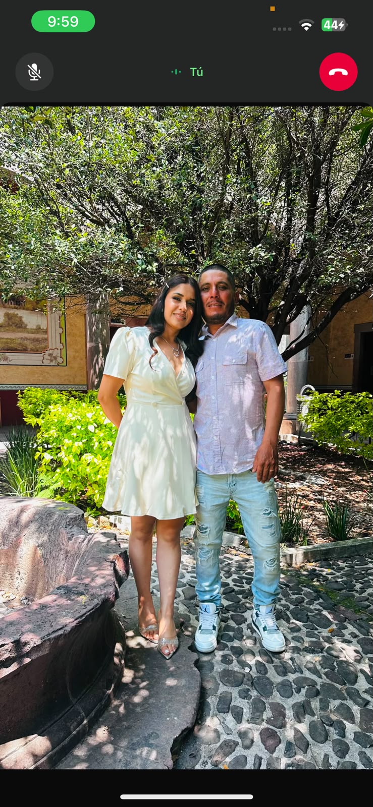Juana y Jose Rosario juntos en un jardín